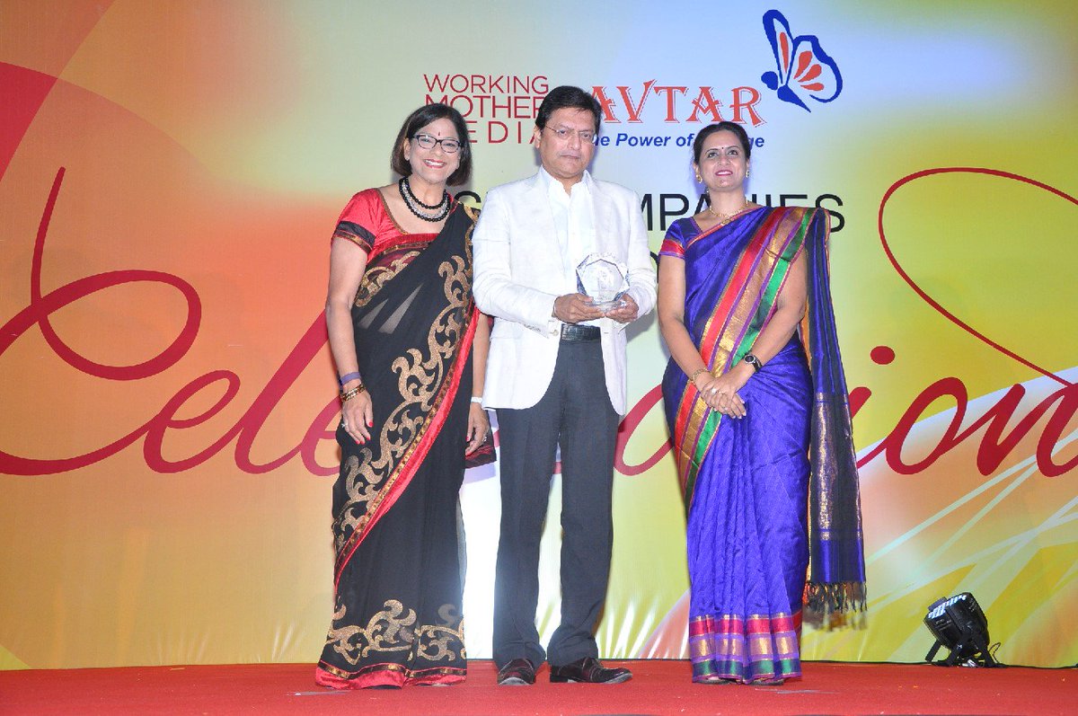 avtarcc's tweet photo. Pradeep Banerjee receiving the #Top10India #BCWIAward for @HUL_News from @SaundaryaR & @subhabarry https://t.co/6ngvkeNUw3