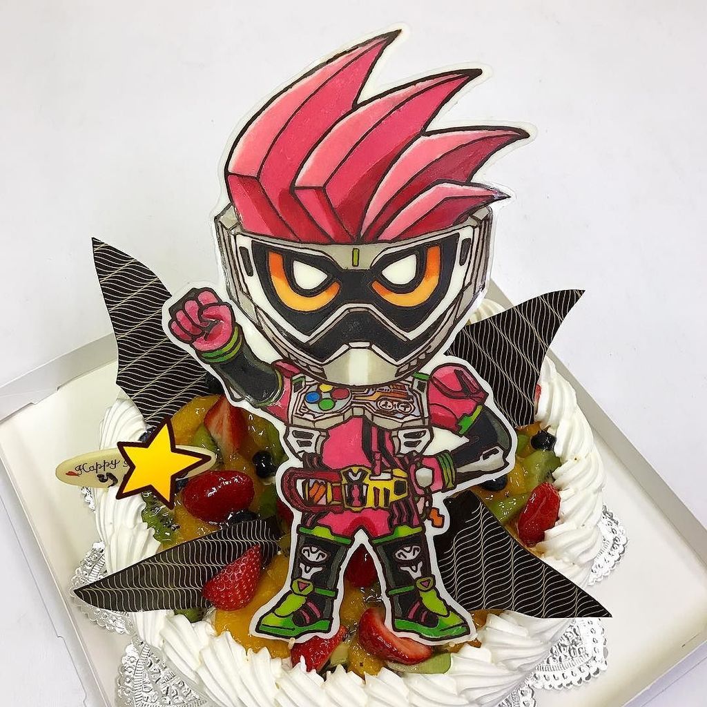 キャラデコ職人 Twitterissa 新しいカメンライダーのエグゼイドのイラストケーキです ケーキが大きいので仮面ライダーも巨大化 身長30 の エグゼイドがケーキから飛び出してます 今度の仮面ライダーは かわい T Co 30flfjfg6m