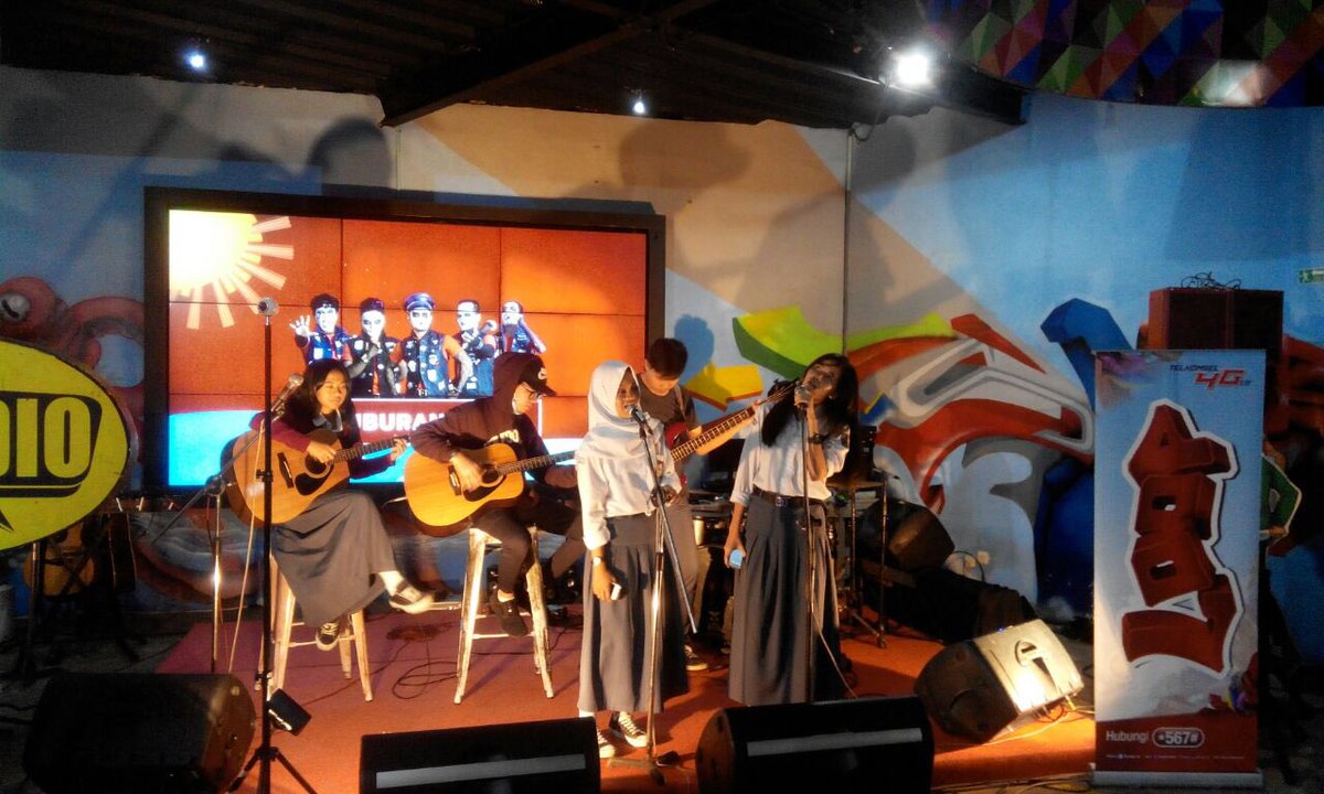 LOOP_ID's tweet image. Walaupun dandanannya serem, tp Loopers Bandung pada antusias banget nontonin performancenya @bandKUBURAN di LOOP Station Bandung #LOOPMusik
