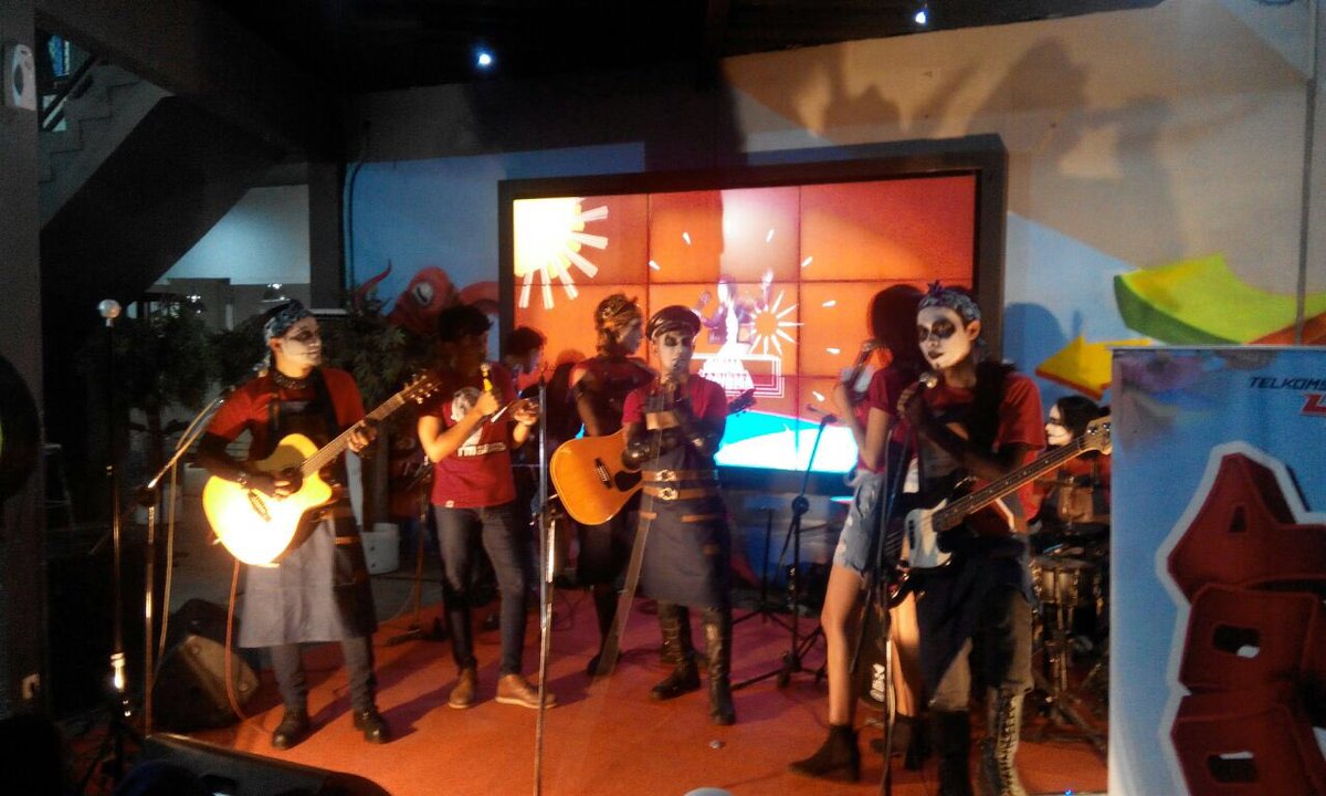 LOOP_ID's tweet image. Walaupun dandanannya serem, tp Loopers Bandung pada antusias banget nontonin performancenya @bandKUBURAN di LOOP Station Bandung #LOOPMusik