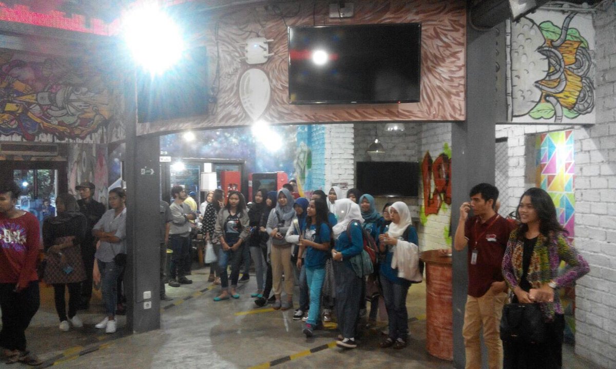 LOOP_ID's tweet image. Walaupun dandanannya serem, tp Loopers Bandung pada antusias banget nontonin performancenya @bandKUBURAN di LOOP Station Bandung #LOOPMusik