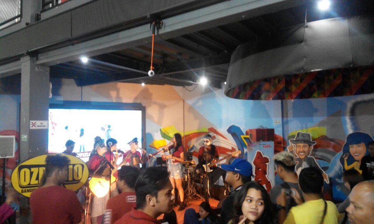 LOOP_ID's tweet image. Walaupun dandanannya serem, tp Loopers Bandung pada antusias banget nontonin performancenya @bandKUBURAN di LOOP Station Bandung #LOOPMusik