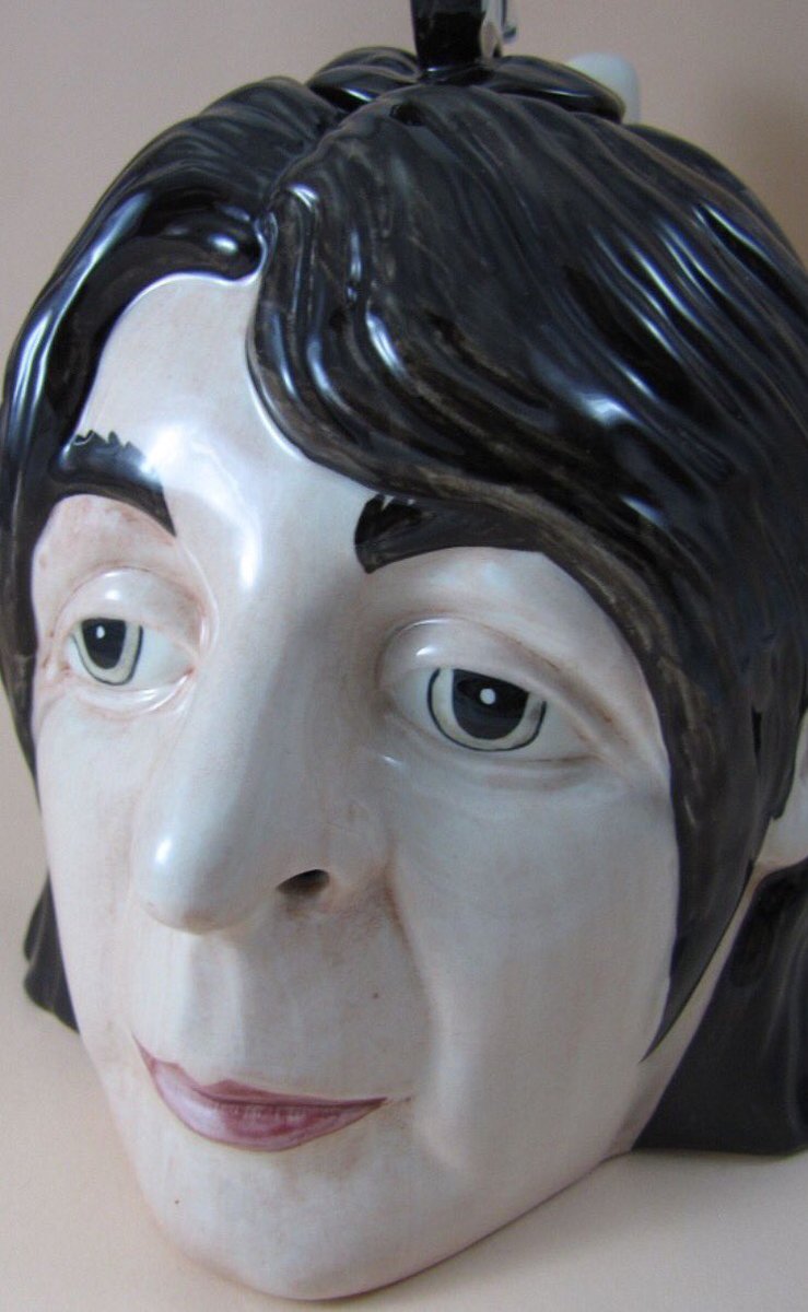 uddie_1's tweet photo. 実は数年前からメッチャ気になっているグッズがある。4万円くらいするので売れ残っているんだけど、ネットで見つけた時の衝撃たるや(￣▽￣;) 
ポールマッカートニーのティーポットなんだけど、ベースが頭に乗っている(蓋)のと、何より...鼻から出るよね、コレ(๑ ˊ͈ ᐞ ˋ͈ )ƅ̋ https://t.co/Xl1YyjHdYk