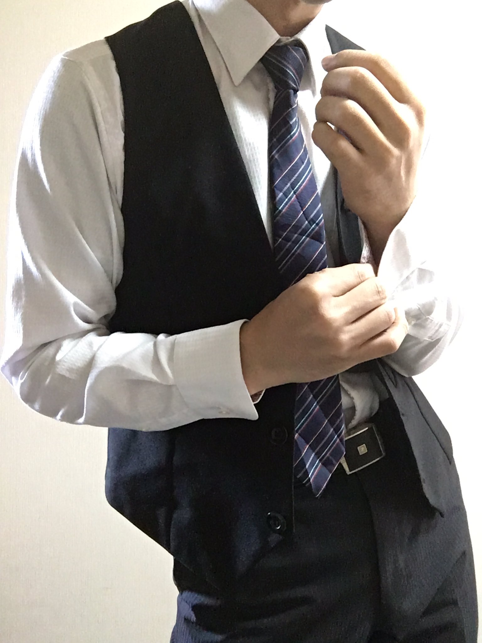 まこ立会人 袖のボタンを留める仕草 細かすぎて伝わらない個人的フェチズム まこ立会人 袖のボタンを留める仕草 細かすぎて伝わらない個人的フェチズム