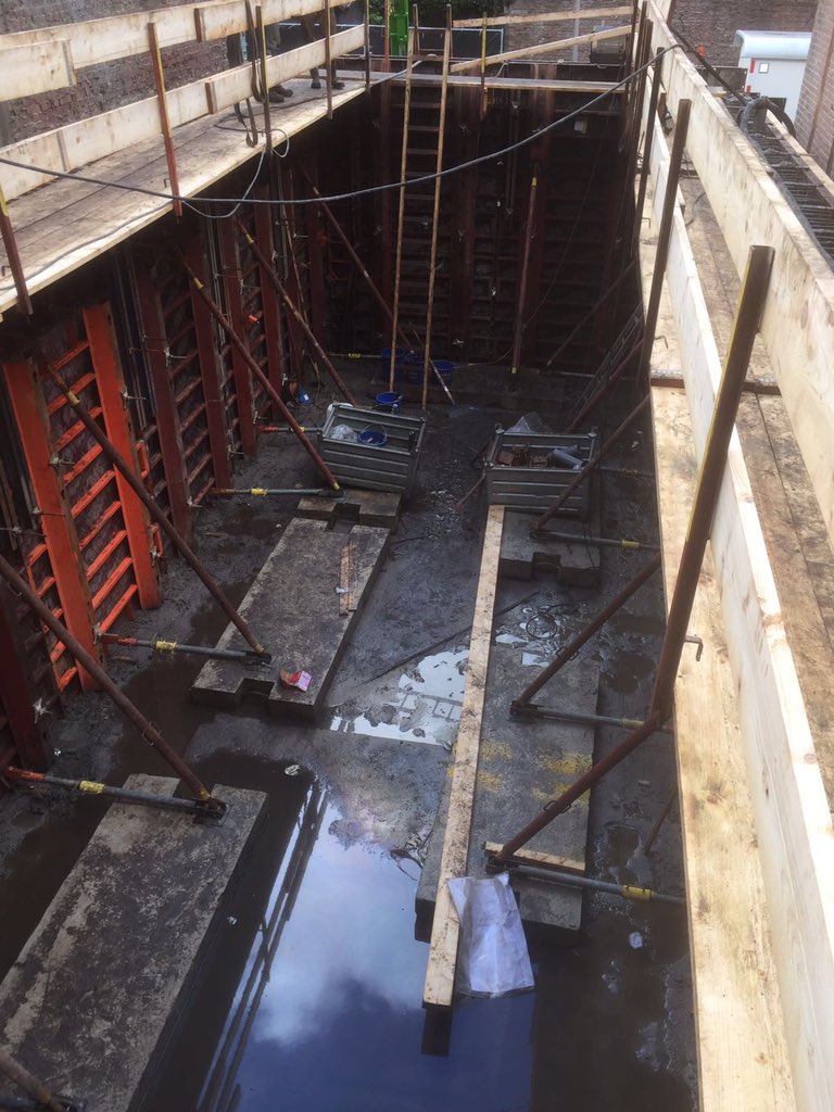 MBSgroep's tweet photo. #Afzinkkelder Overtoom Amsterdam fase-1 stort #kelderwanden op stalen snijmessen. Vooraf bodem gefreesd obstakels #funderings-resten https://t.co/EzA5siX5EA