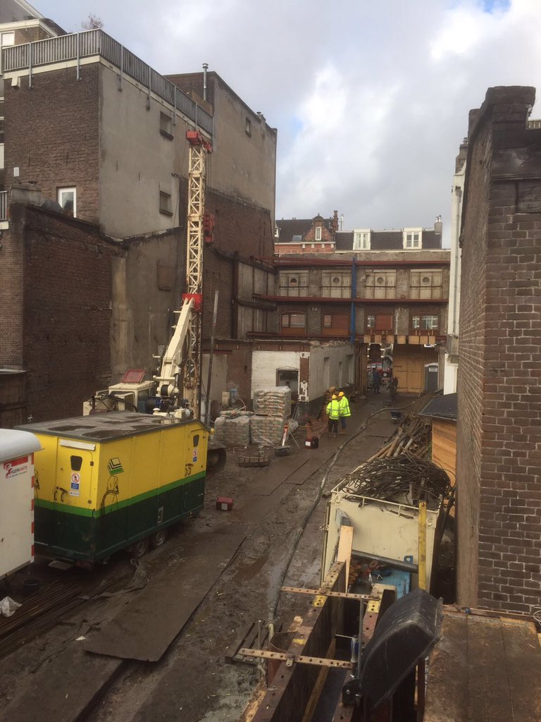 MBSgroep's tweet photo. #Afzinkkelder Overtoom Amsterdam fase-1 stort #kelderwanden op stalen snijmessen. Vooraf bodem gefreesd obstakels #funderings-resten https://t.co/EzA5siX5EA
