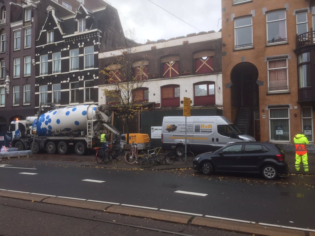 MBSgroep's tweet photo. #Afzinkkelder Overtoom Amsterdam fase-1 stort #kelderwanden op stalen snijmessen. Vooraf bodem gefreesd obstakels #funderings-resten https://t.co/EzA5siX5EA