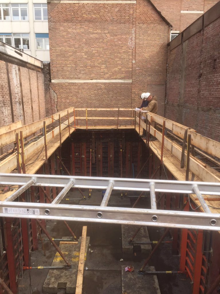 MBSgroep's tweet photo. #Afzinkkelder Overtoom Amsterdam fase-1 stort #kelderwanden op stalen snijmessen. Vooraf bodem gefreesd obstakels #funderings-resten https://t.co/EzA5siX5EA