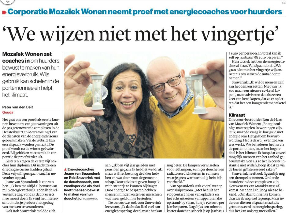 SpaarJeEnergie's tweet photo. Het AD heeft onze kersverse coaches ook gevonden. Leuk stuk...maar dagelijks 1 min korter douchen levert wel veel meer op...€ 22,- p/p p/j. https://t.co/KAFOQQOzcW
