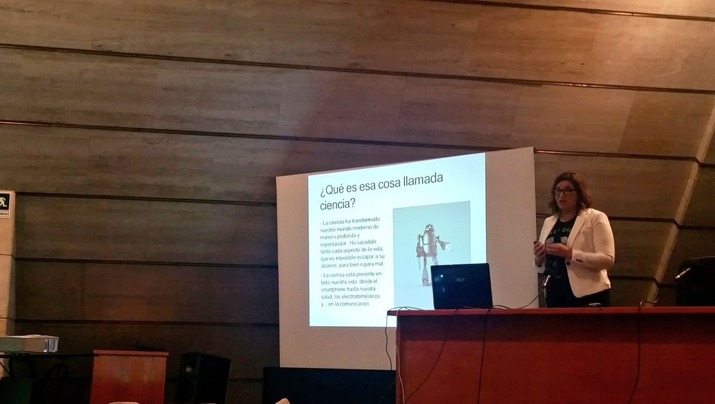 laudancer's tweet photo. Charla sobre periodismo científico y de investigación con @veronicamartinj, de @cmayuscula. Un placer escucharla este ratito en @CanalULL. https://t.co/1NmJseYqKI