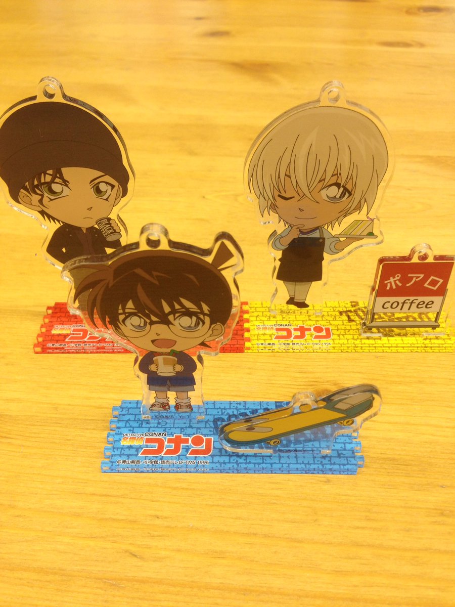 公式 ヴィレッジヴァンガード 大好きなアイスコーヒーを両手に持つコナン君や 安室透の喫茶ポアロでの店員姿 缶コーヒーを持った赤井秀一のアクリルスタンド 台座は連結可能です