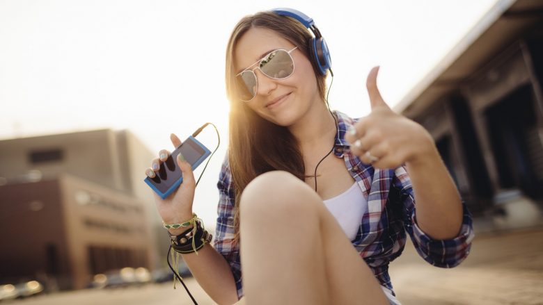 Какую музыку слушаешь. Музыку которую хочется слушать. Музыку которую хочется слушать. Красивые музыкальные картинки. Красивая девушка в наушниках.