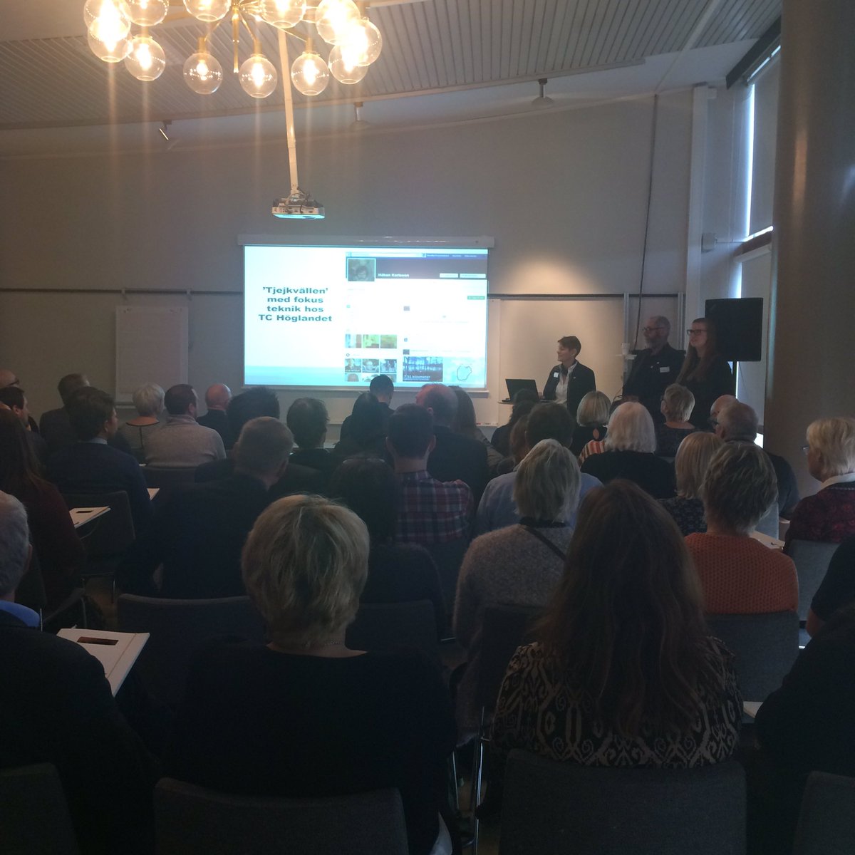 TCOrebroLan's tweet photo. Idag har vi också lyssnat på ett seminarie om mångfald inom rekrytering. Hur man kan satsa på tjejer och nyanlända inom teknik. #tc10år https://t.co/63vrkqghUi