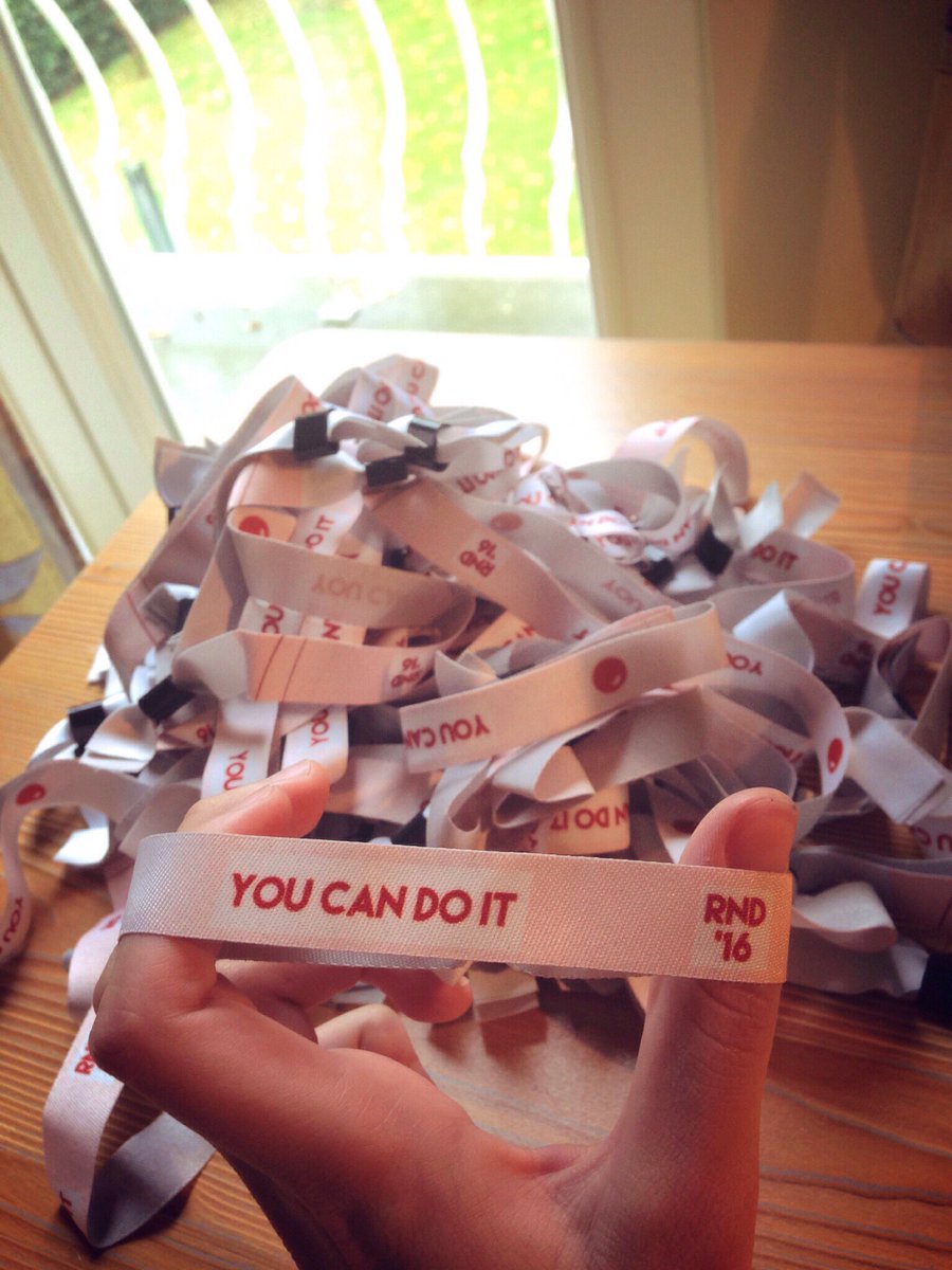 JokePtrs's tweet image. Wil je ook graag je steentje bijdragen voor @rodeneuzendag? Ik verkoop Rode neuzen + motiverende festivalbandjes voor €5/st!