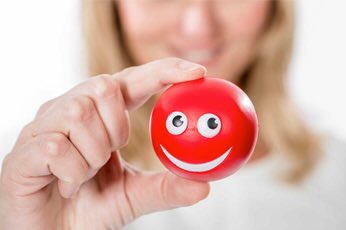 JokePtrs's tweet image. Wil je ook graag je steentje bijdragen voor @rodeneuzendag? Ik verkoop Rode neuzen + motiverende festivalbandjes voor €5/st!