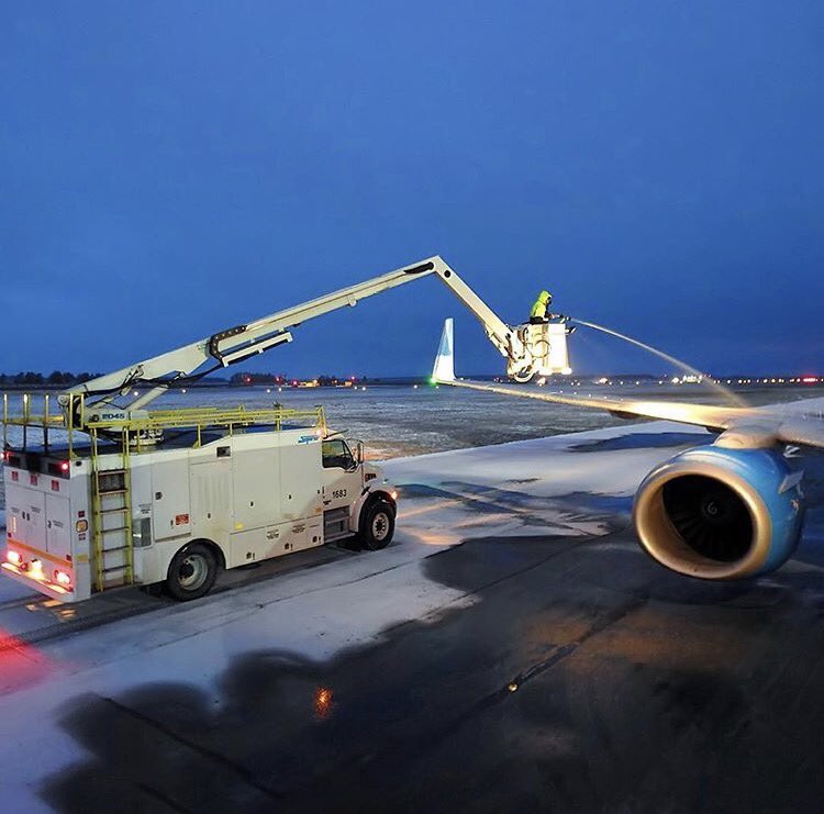 Өвлийн улиралд нислэгийн үйл ажиллагааг тасралтгүй явуулахад агаарын хөлгийн цас мөс арилгах (de/anti-icing) үйлчилгээ хамгийн чухал.