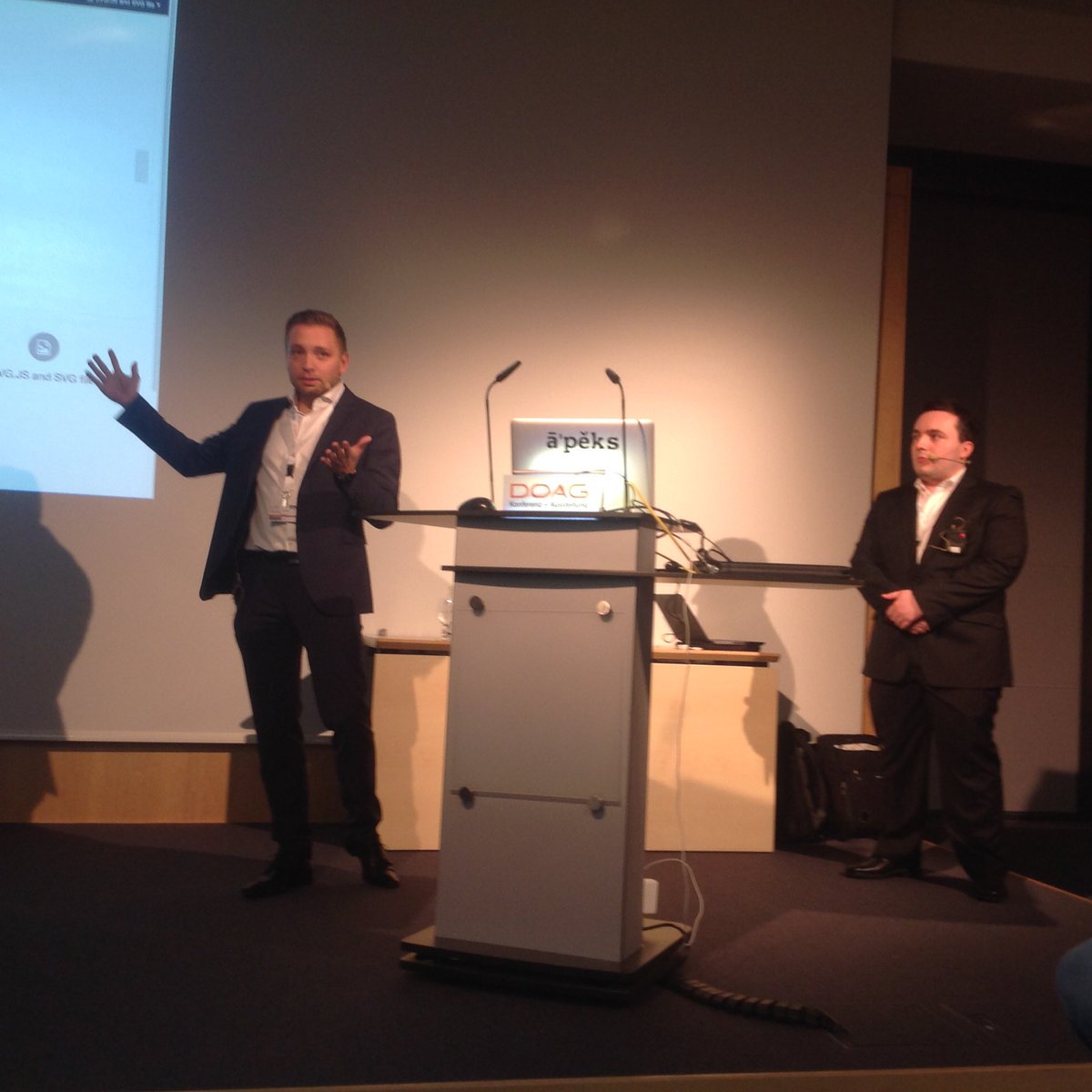 SvenWOracle's tweet image. @tobias_arnhold and @sebbe_33 doing SVG magic at #doag2016 #orclapex #raphaeljs