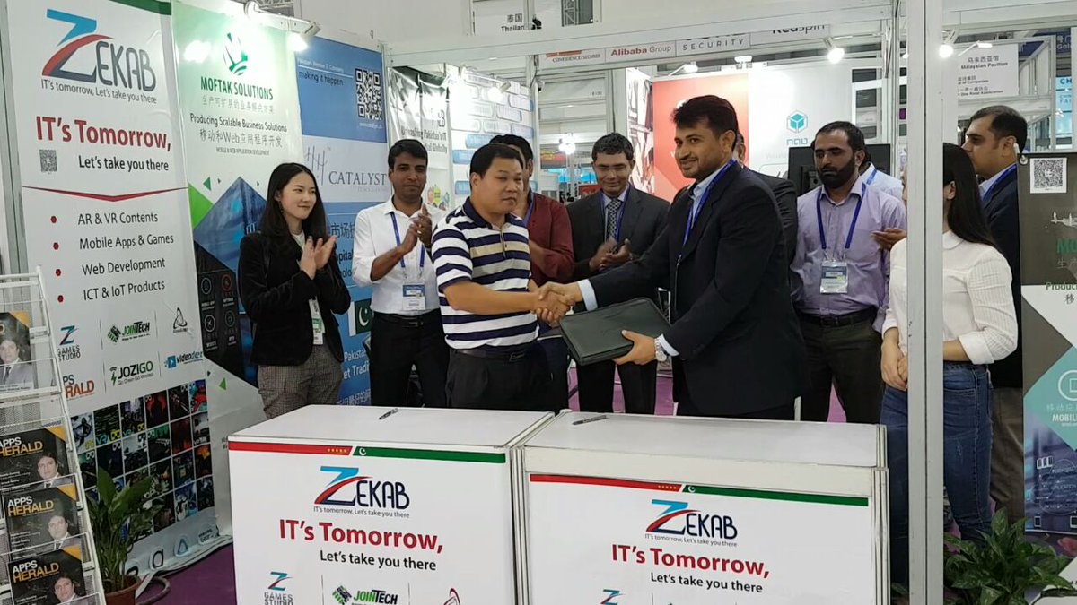 RafiqueAhmedQ's tweet image. Signing MOU with chinese co. XINMAC Technology Ltd. at #ChinaHiTechFair in Shenzhen, China. @CathayPak @zlj517 @CPEC15 @betterpakistan @AQpk