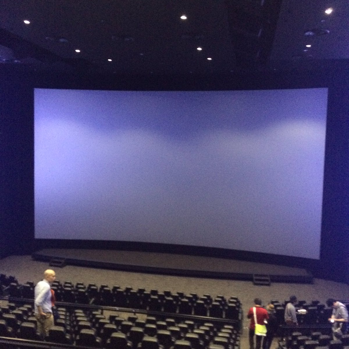 ラージス En Twitter こんなに大きいスクリーンで 音響もすごくいいシアターで この週末から来週半ばまで アニメしか上映しないイオンシネマ 幕張新都心 それが終わったら5回回しで１作品を同じシアターで流すイオンシネマ幕張新都心 この振り切れ方が イオン