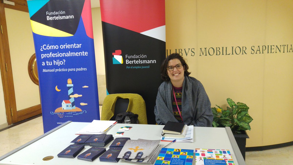 severota's tweet photo. Acreditándome por fin en el Congreso internacional de orientación educativa y profesional #AIOEP2016 @iaevg y saludando a la @FBertelsmann https://t.co/p138zF5r6O