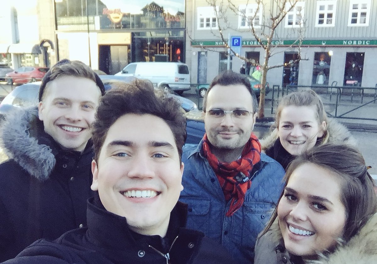 Góður hópur á #HardRockReykjavík í hádeginu. Þjónusta og matur komu skemmtilega á óvart. #DagurIslTungu #hardrockcafe #Harpa