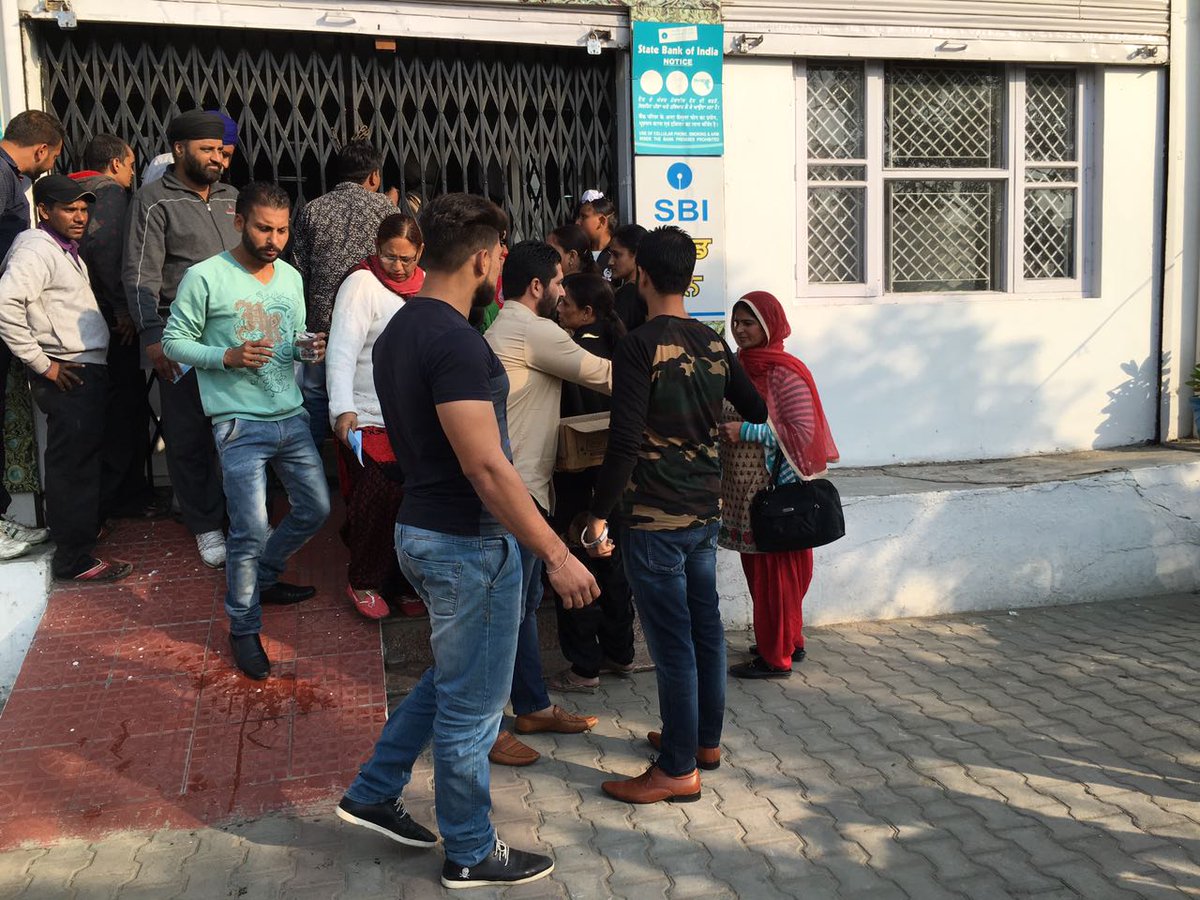 ashwanbhalla's tweet photo. ਪੂਰੇ ਸ਼ਹਿਰ ਦੇ ਹਰ ਬੈਂਕ ਅਤੇ atm ਦੇ ਬਾਹਰ ਲੋਕਾਂ ਦਾ ਗੁਸਾ ਦੇਖਣ ਨੂੰ ਮਿਲ ਰਿਹਾ ਹੈ. ਅਸੀਂ ਸਮੂਹ ਕਾਂਗਰਸ ਪਾਰਟੀ ਦੇ ਨਾਲ ਲੋਕੀ ਦੀ ਮਦਦ ਲਈ ਉਹਨਾਂ ਨਾਲ ਖੜੇ ਆ. https://t.co/YtzGUgOvWn