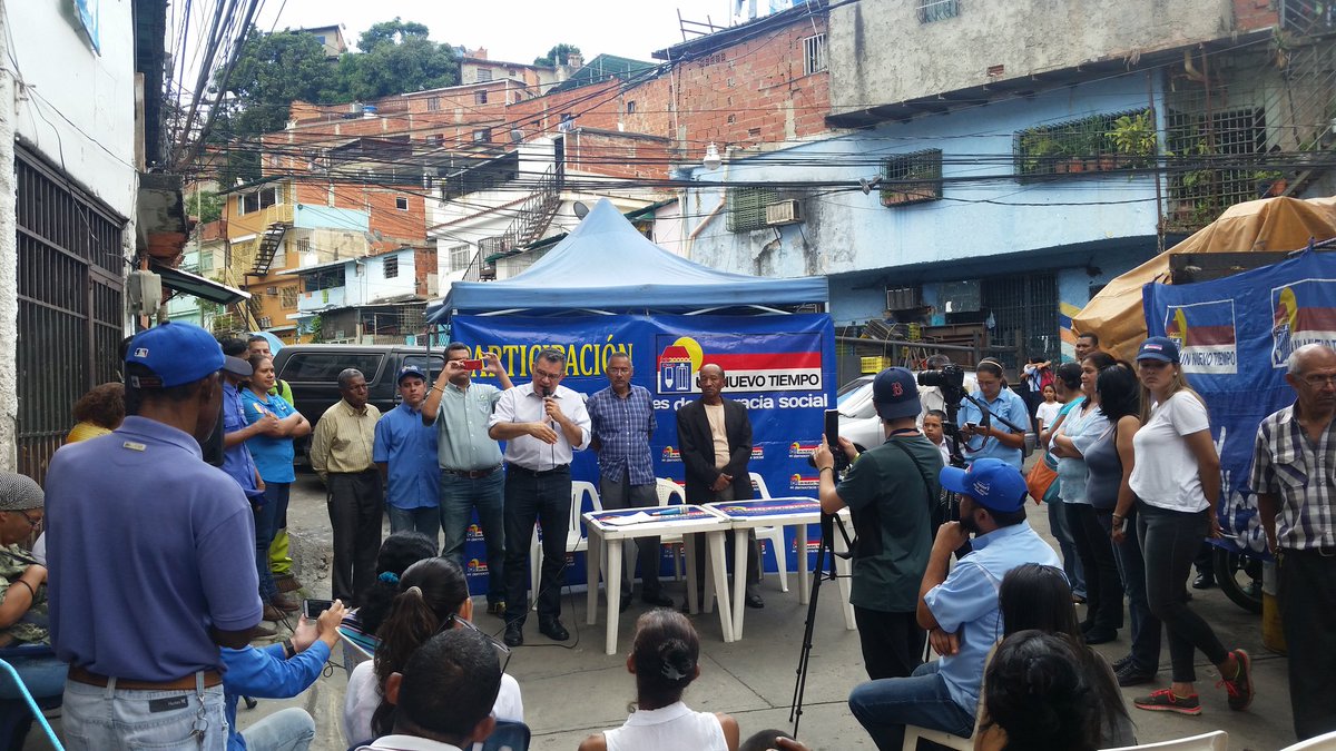 Desarrollando el diálogo social con la gente el Dip. <a href="/ENRIQUEMARQUEZP/">Enrique Márquez</a> en el Barrio Santa Cruz del Este #Baruta #UNT