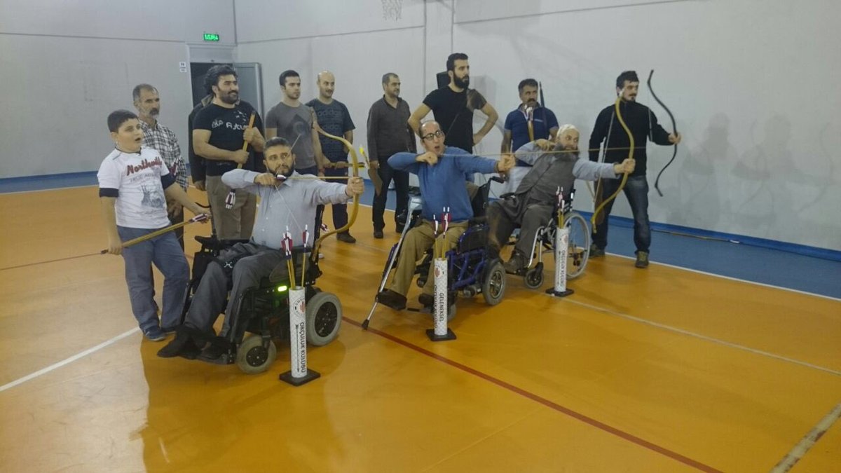 umrsporisleri's tweet photo. Geleneksel okçuluk kurslarımız akşamları devam ediyor. Engellilerde bu kurslarımızdan istifade ediyor. @hasan_can @mesutozdemir1 @fyslsns https://t.co/cLs7Rmcvmu