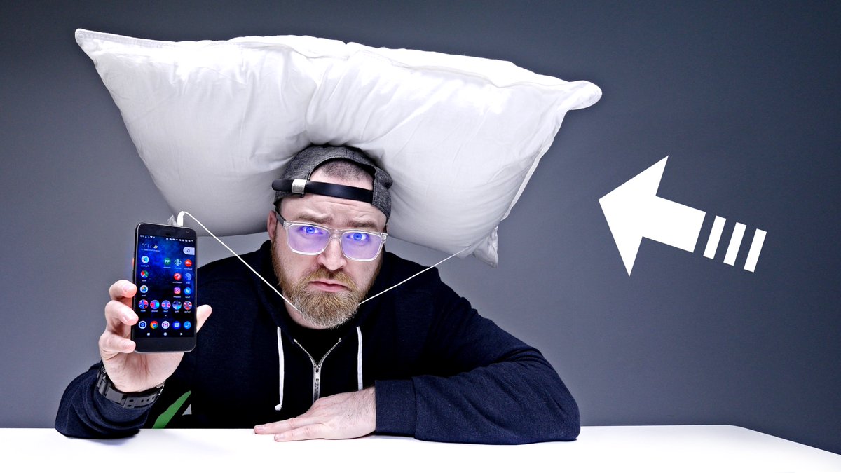 UnboxTherapy's tweet photo. NEW VIDEO - I bet your pillow can’t do this… https://t.co/LYFlXq1fhT 🔥 🔥 🔥 RT! https://t.co/ctt1k1GrAa