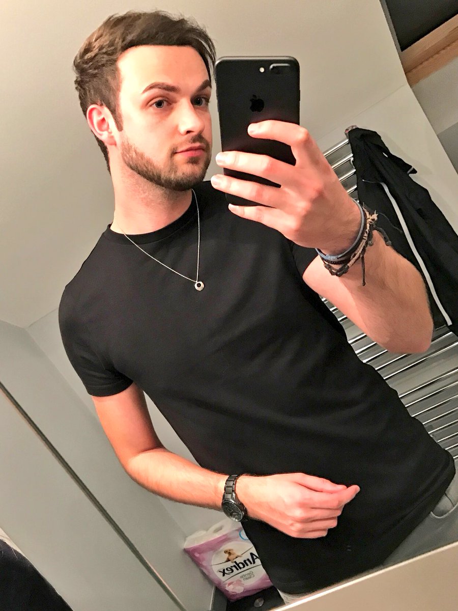 OMGitsAliA's tweet photo. Heading into London to see Skyrim LIVE concert - Clare's so excited! 😊 If you've heard the Skyrim soundtrack, you know it's amazing! 🙌🏻🎼 https://t.co/IG8hTt7Sod