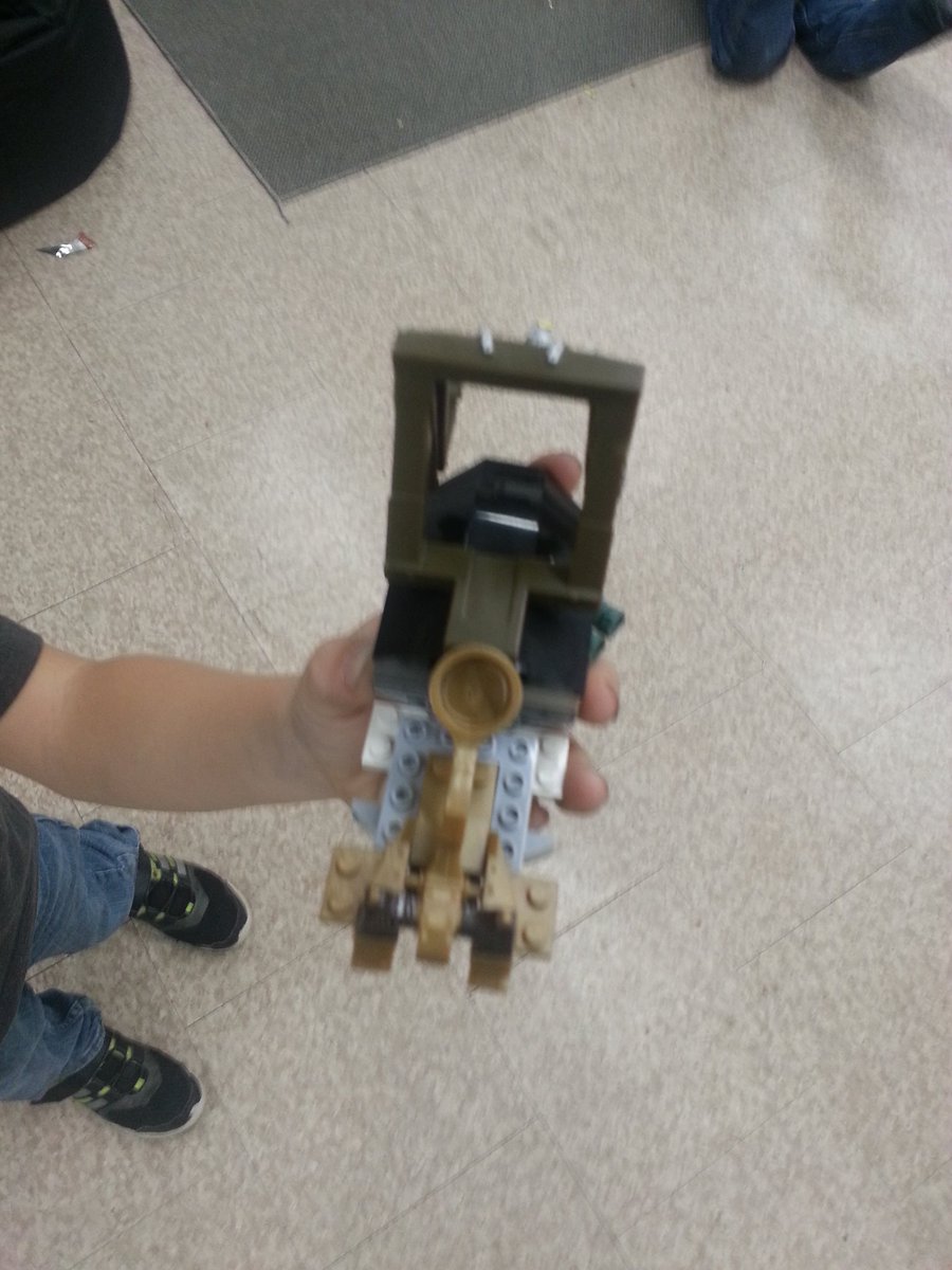 MrsLGrayson's tweet photo. Here's what's makin' at the Maker Space @FIecoleCentral today! https://t.co/VRoIaikn5e
