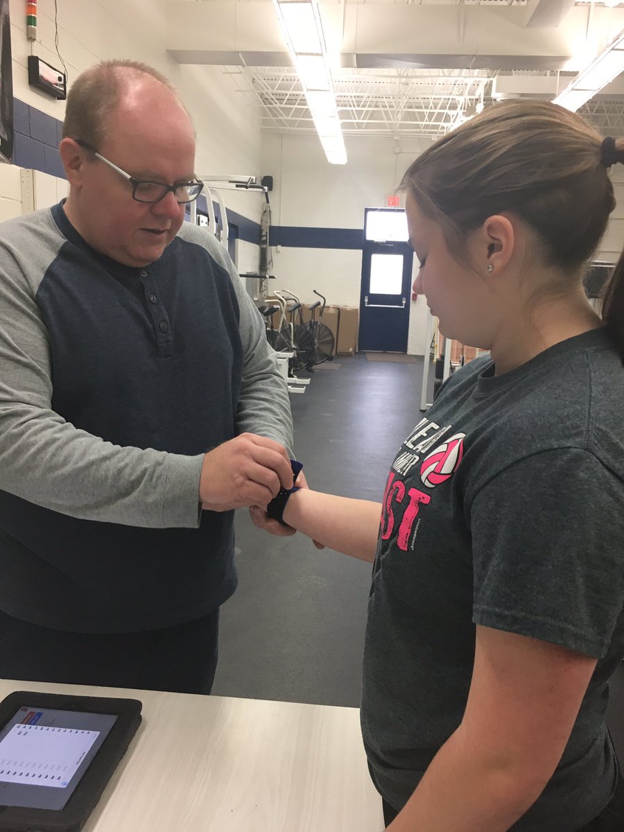 Kelly21476's tweet photo. #2020HowardWinn @ShellyMcAlliste Ss learn about fitness goals and healthy heart rates during workouts using new #GopherOptic watches https://t.co/bhrur8jM0N
