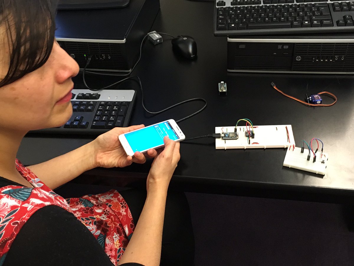 cmm_cenart's tweet photo. Estos dispositivos reciben diferentes comandos vía Wi Fi. Taller #PLEXIC Internet de las Cosas. https://t.co/dFltMm6zmI