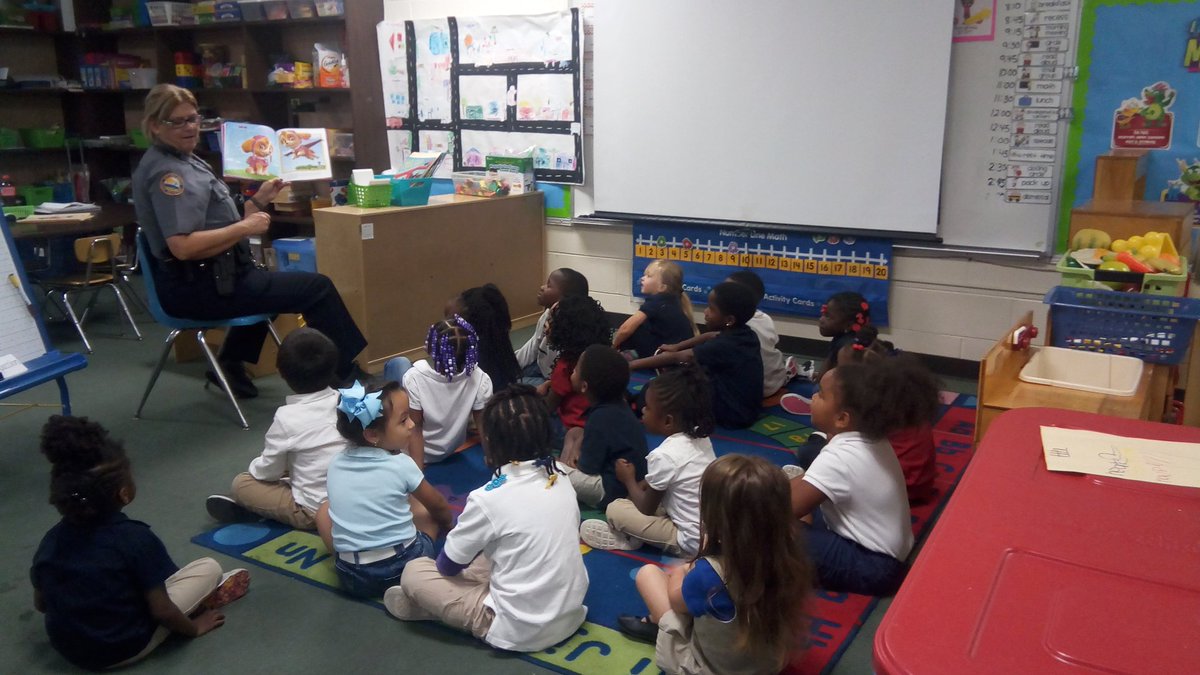 Schultzie728's tweet image. Guest reader and community helper. VPK ❤s Officer Debbie!  @WestsideVCS @Wendysydeski @tanfrankqj @dmpeddicord