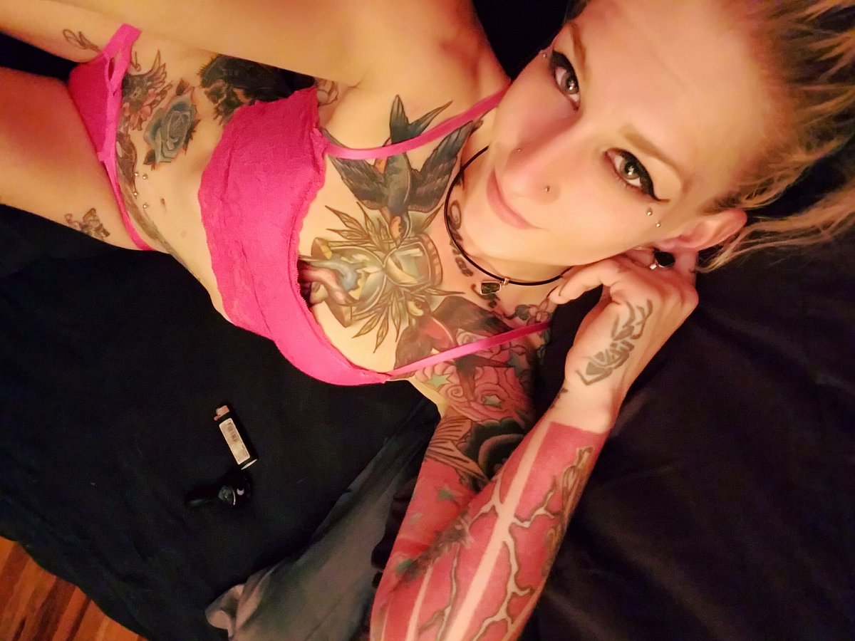 modifiedmodel's tweet image. Good morning. :) #pink #alternative #tattoosleeve #girlswithink #tattooed #goodmorning #happy