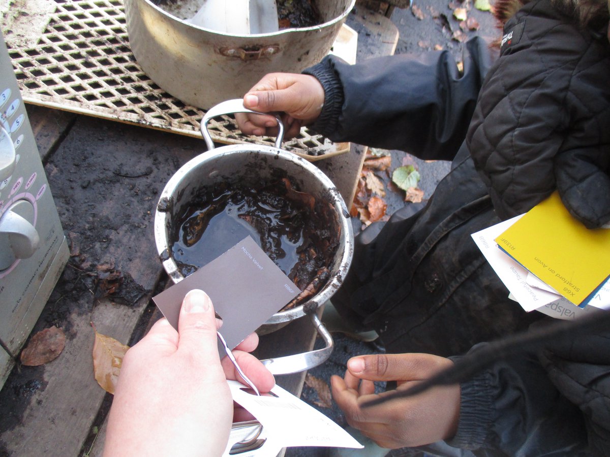 FWPSCnursery's tweet image. Fun in the garden matching colours #earlyyearsnumeracy