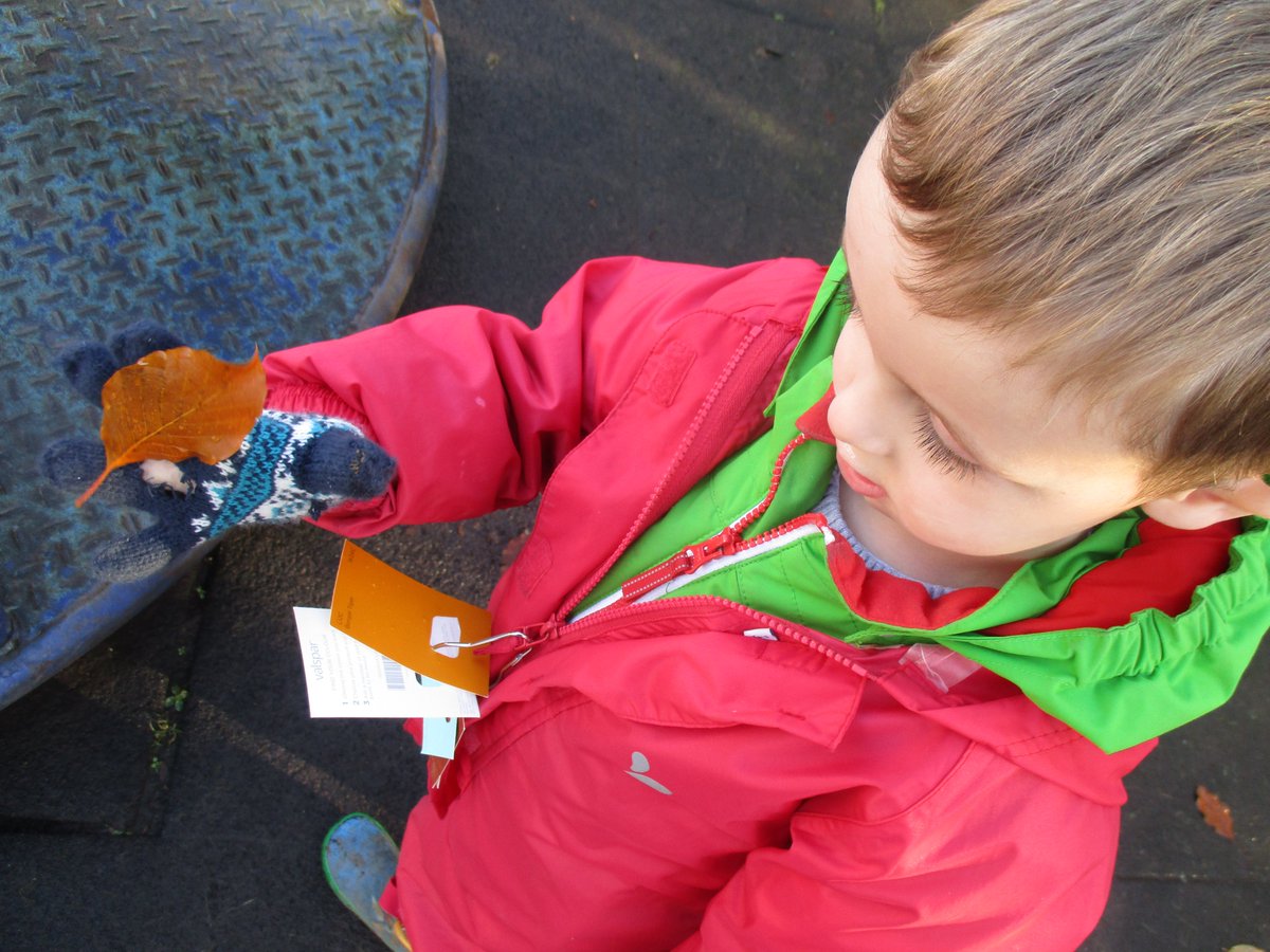 FWPSCnursery's tweet image. Fun in the garden matching colours #earlyyearsnumeracy