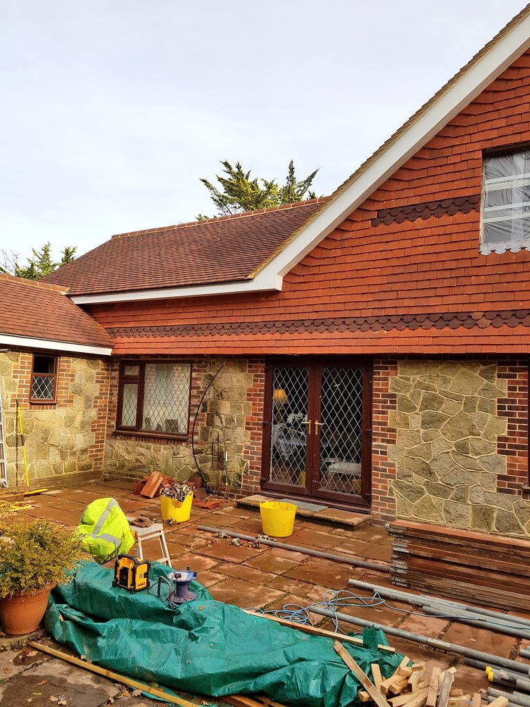 carltanbuilding's tweet photo. Tile hanging and #leadwork #sig #sussexblend #charthamred #signaturetiles https://t.co/5De83pnB0R