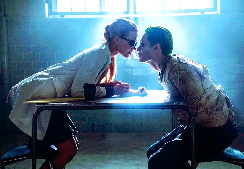 seestrena's tweet photo. Alucina con la escena eliminada de 'Escuadrón Suicida' en la que el Joker es acosado por Harley Quinn https://t.co/RQIVyfp2aq https://t.co/c0B3aIGI55