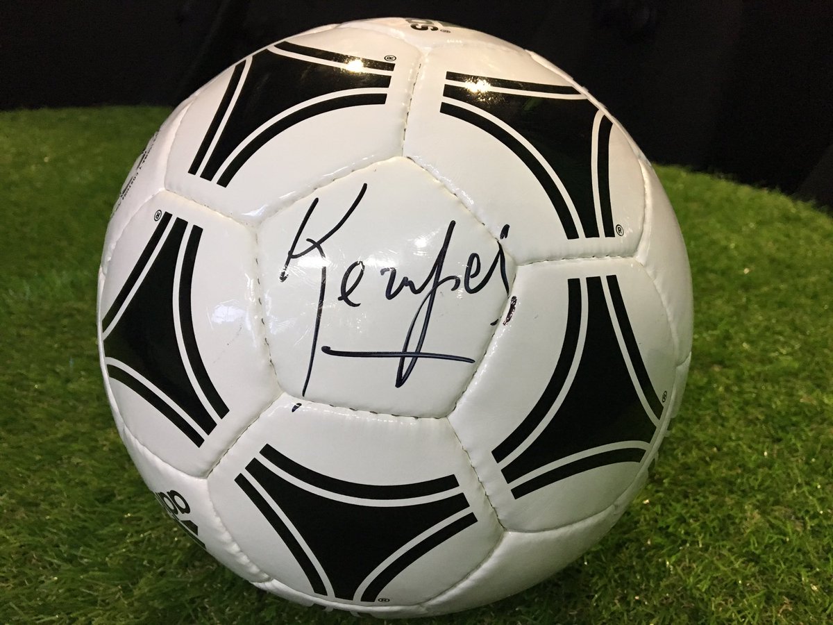 tdmascrc's tweet photo. El balón del 78 firmado por el "matador" Mario Kempes. Sigue a @tdmas_cr y RT para participar.

 📢Ganador el viernes. https://t.co/TwOcC5bozj