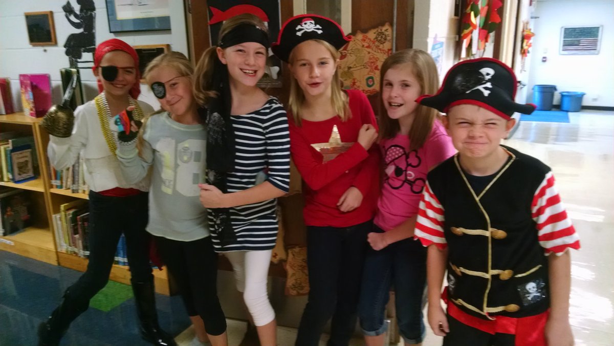 krysta_combs's tweet image. Beware of the pirates in room 120! #bookfairfun #WilderRocks @WilderSPS @officialSPS