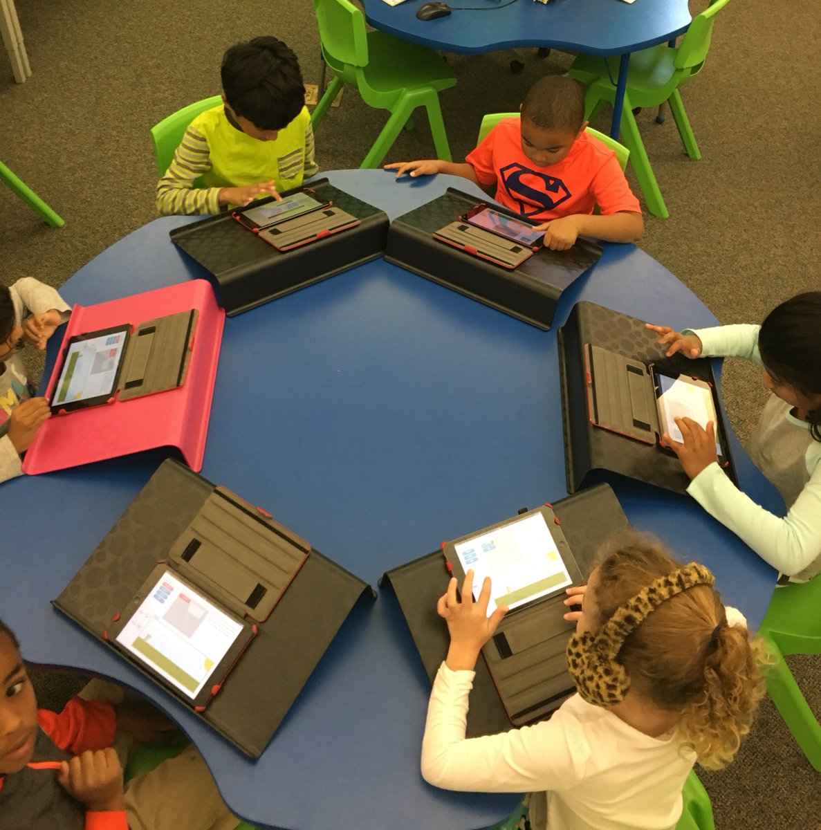 Mr_MatthewsTech's tweet image. 1st Graders working on coding with the app Daisy The Dinosaur! #coding #GHETechnology