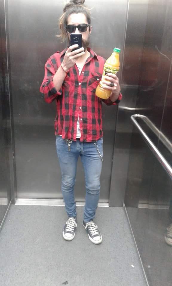 Some juice anyone ? #fashion #fashionblogger #Fashionista #beard #BEARDS #Clothing #style #styleblogger #moda #MiamiBeach #milano #London