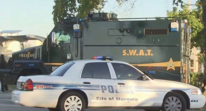 #SWAT called out to #NorthLauderdale home where two suspected robbers barricaded themselves. bit.ly/2f0p2KI https://t.co/qJn2f6B3gX