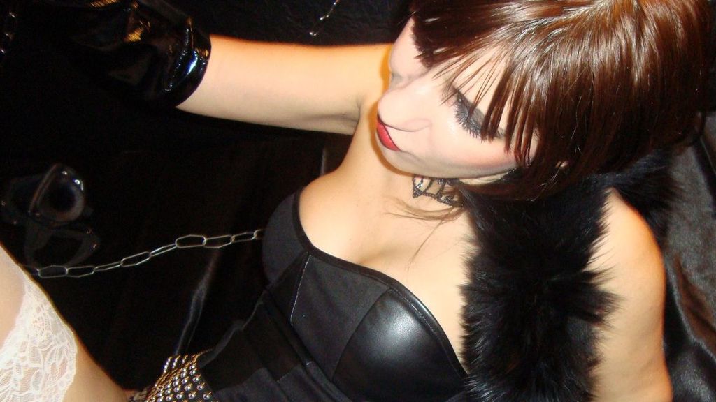CamGirlsBand's tweet photo. Are you looking for #fetish #bdsm ? MistressMarissa is now on webcam #Chaturbate https://t.co/5MK3fktYtB https://t.co/FSjTZLH20i