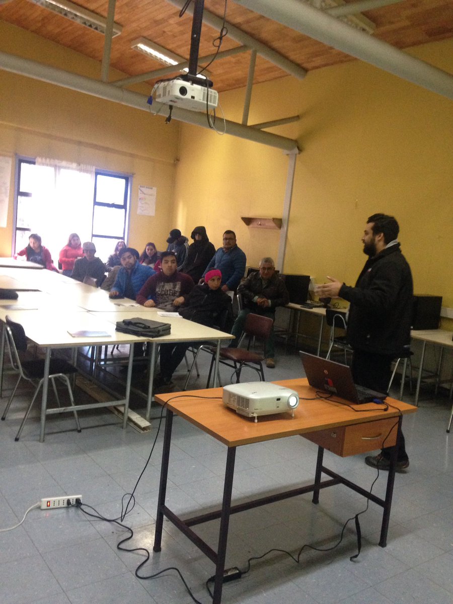 Injuv_Aysen's tweet photo. DR @isepulvedaavila c/ alumnos CEIA Coyhaique en charla #OfertaProgramatica sobre fondos y programas @InjuvChile https://t.co/IhvxHcEJ6Q