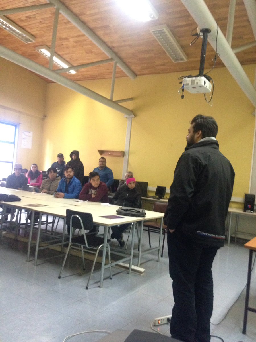 Injuv_Aysen's tweet photo. DR @isepulvedaavila c/ alumnos CEIA Coyhaique en charla #OfertaProgramatica sobre fondos y programas @InjuvChile https://t.co/IhvxHcEJ6Q