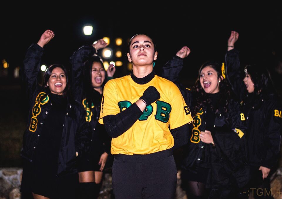 UNC_Betas's tweet photo. Because our solo tre is so radiant 😭☀️ Here's to flourishing on our campus baby sunflower 🌻🤗🤗
#radianceisearned #beta #solo #tre #treAce https://t.co/JrC9NZWssu