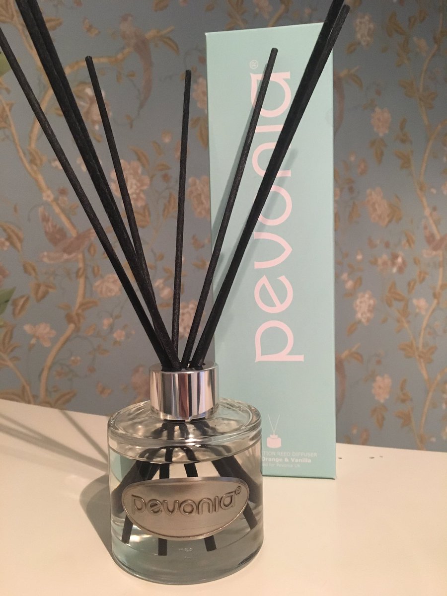 VictoriaRoseB2's tweet photo. New product alert‼️
Arrived in salon just in time for Christmas! 
Our Pevonia Limited Edition Reed Diffuser
Amber Orange and Vanilla scented https://t.co/SGXtOgjpP8