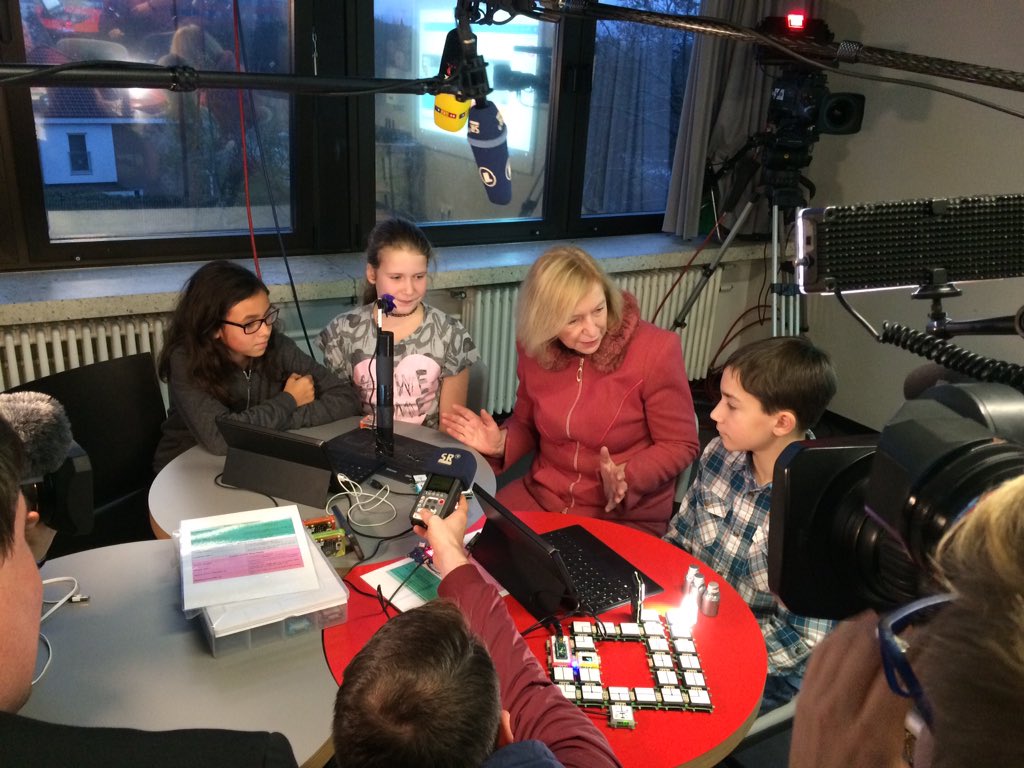 bmftr_bund's tweet photo. "Programmieren macht Spaß", erzählen die Schülerinnen und Schüler BMin #Wanka im Lernlabor der Smart School #itg16 https://t.co/5ZIxfHb4nc